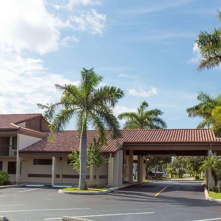 Super 8 By Wyndham Riviera Beach West Palm Beach Екстер'єр фото