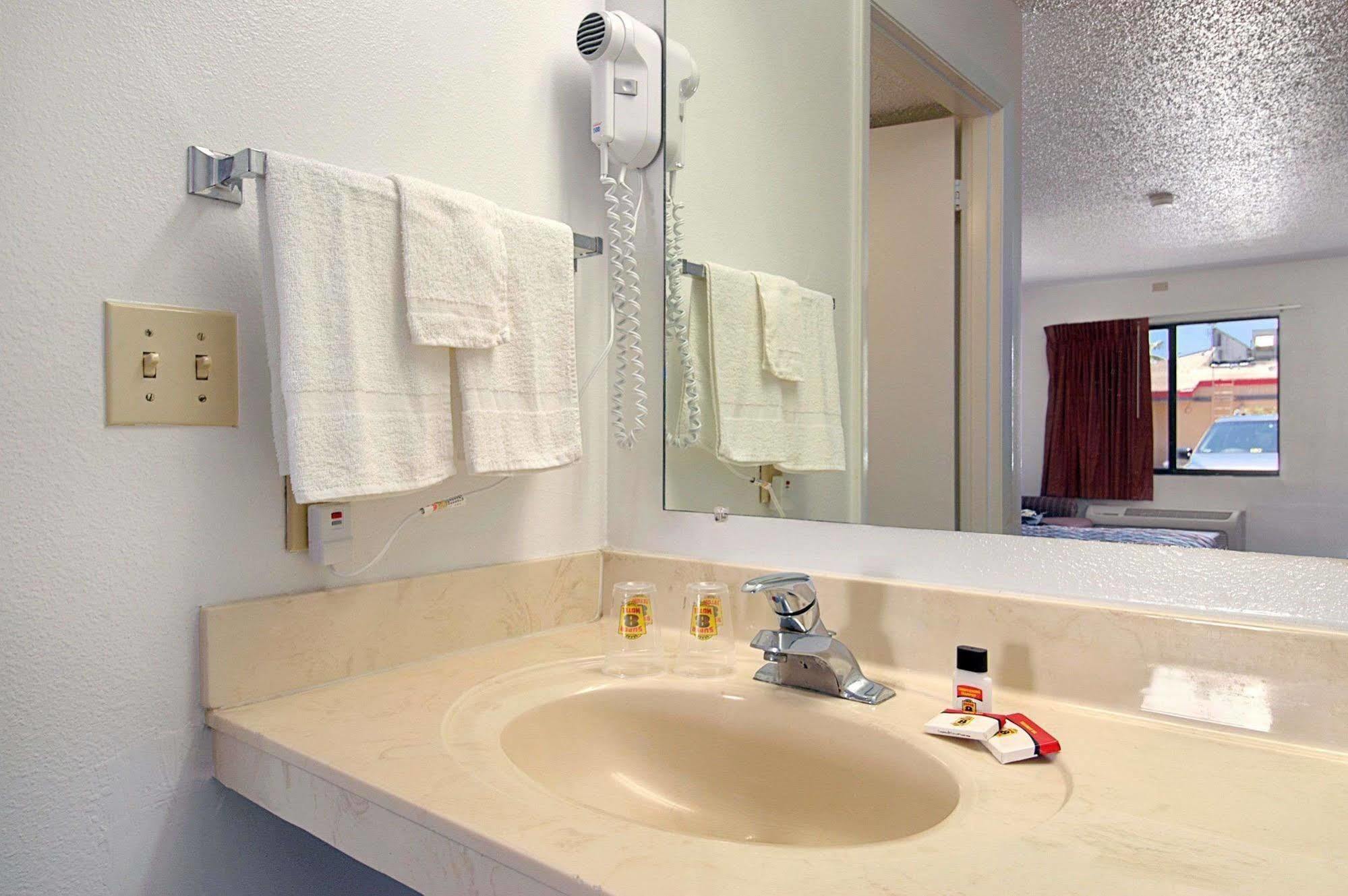Super 8 By Wyndham Riviera Beach West Palm Beach Екстер'єр фото